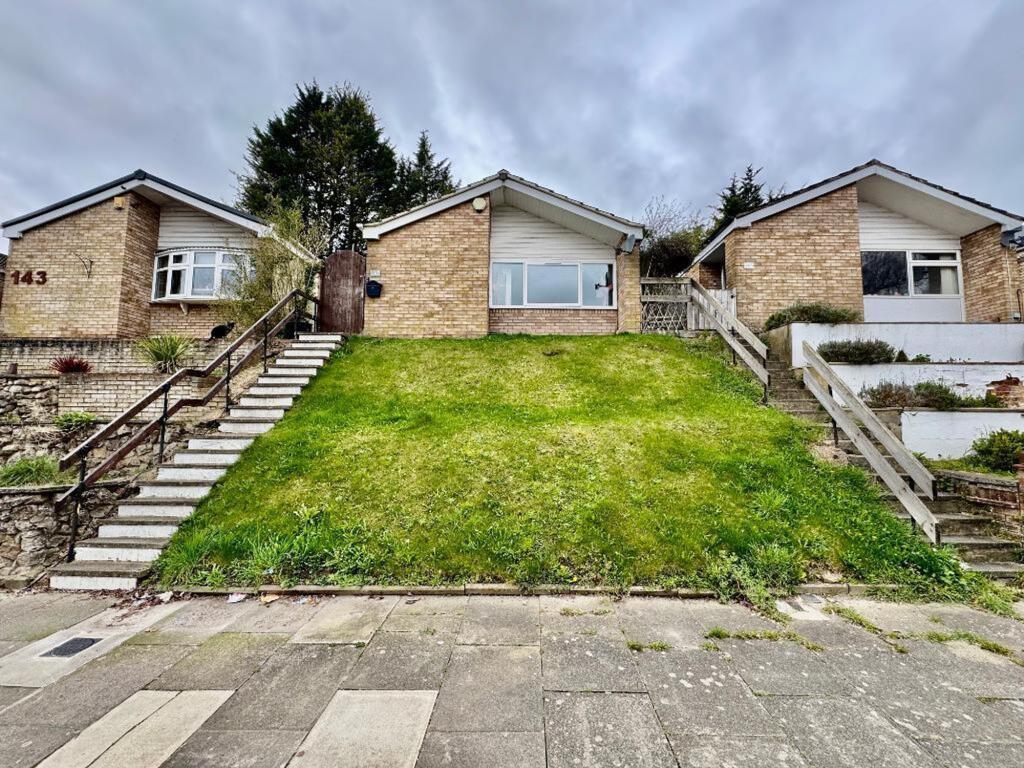3-bed detached on Devon Road, Luton, LU2, £270,000