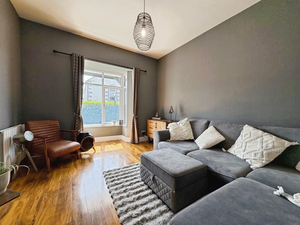 Helston, Spacious home in town location photo 4