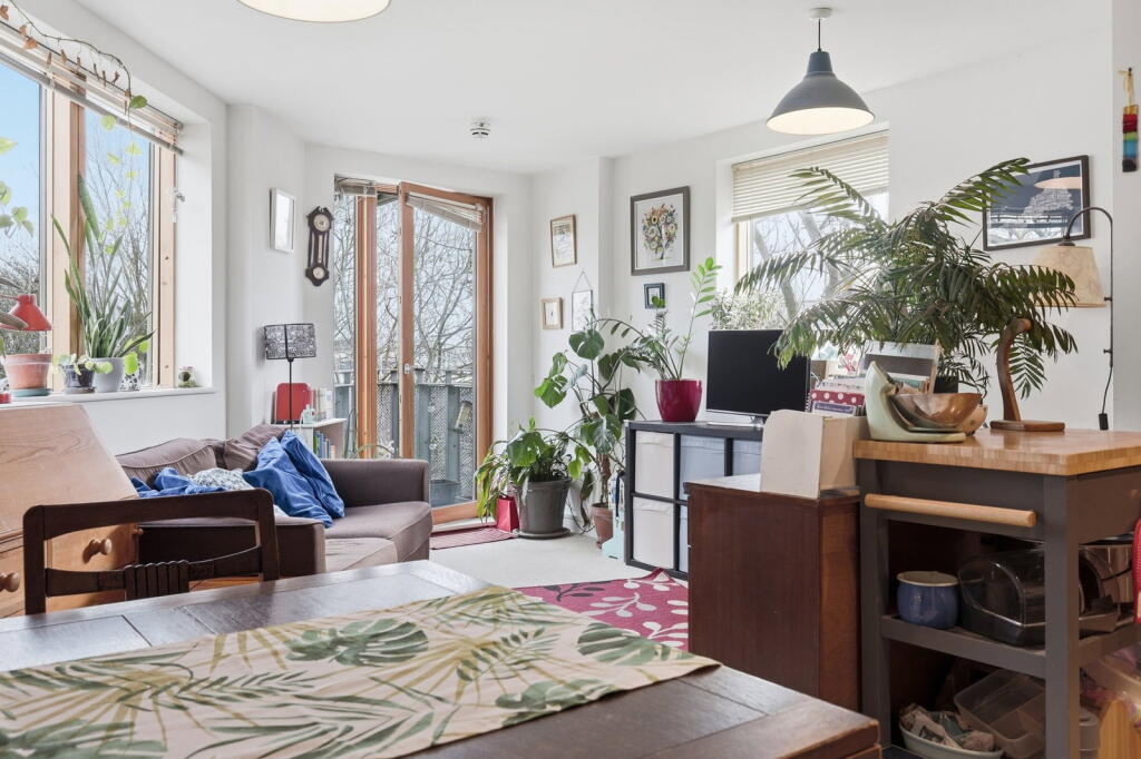 2-bed flat on Time House, SW11, £450,000