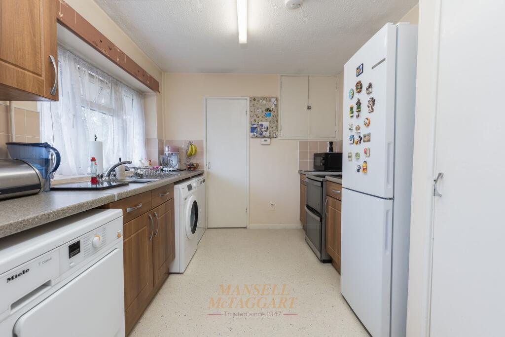 Apartment in Crawley, Gossops Green - View 4