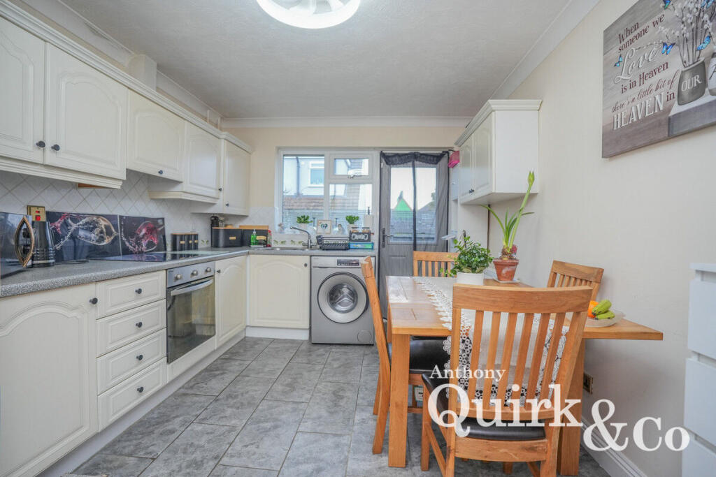 Smallgains Avenue, Canvey Island, SS8 photo 3