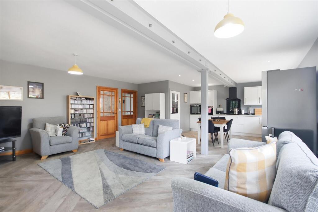 House in Chesterfield, Brampton - View 3