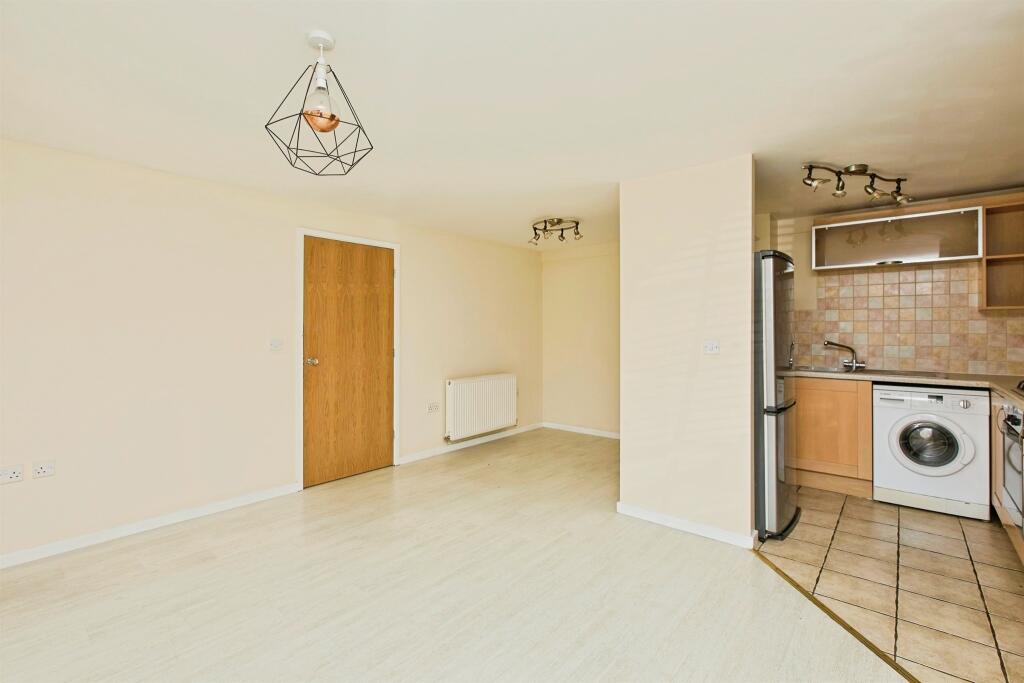 Apartment in East Staffordshire, Burton - View 5