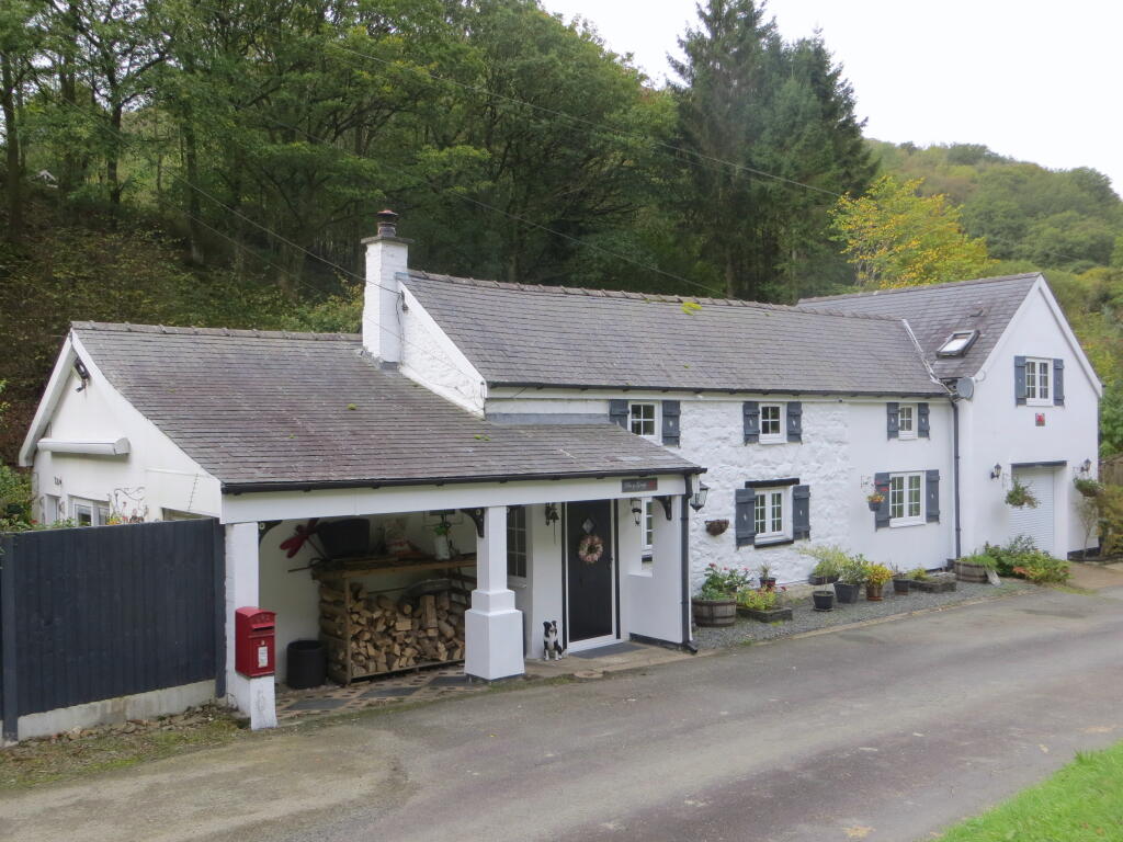 3-bed detached on Pen Y Craig, Llanbrynmair, Powys, £375,000