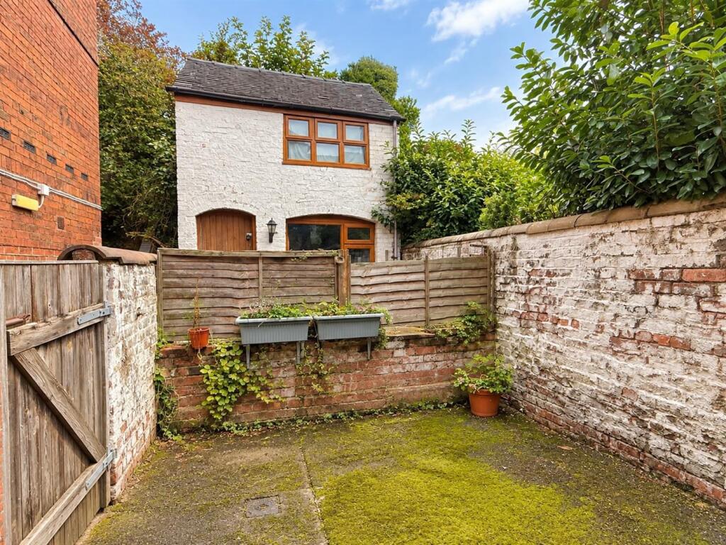 House in Stoke-on-Trent - View 4