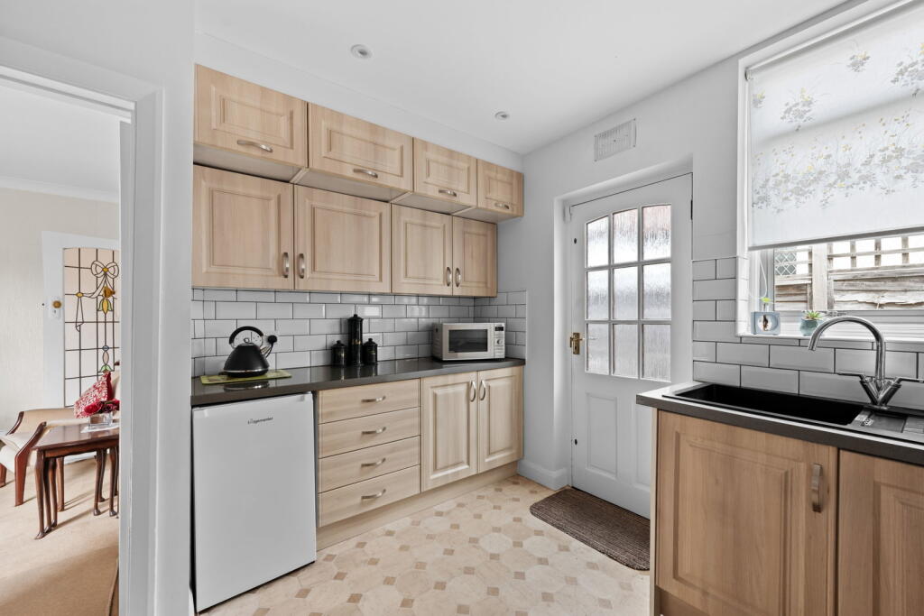House in Epsom, Stoneleigh - View 4