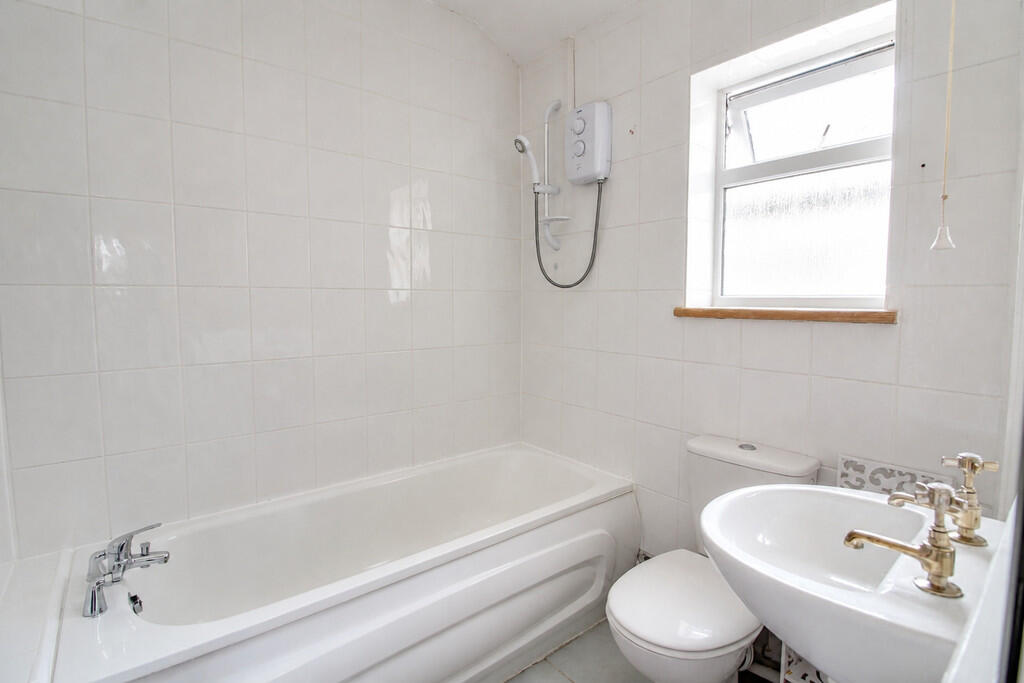 House in Westcliff-on-Sea, Milton, Prittlewell - More