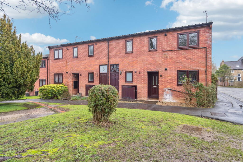 1-bed flat on Langton Grove, Northwood, £300,000
