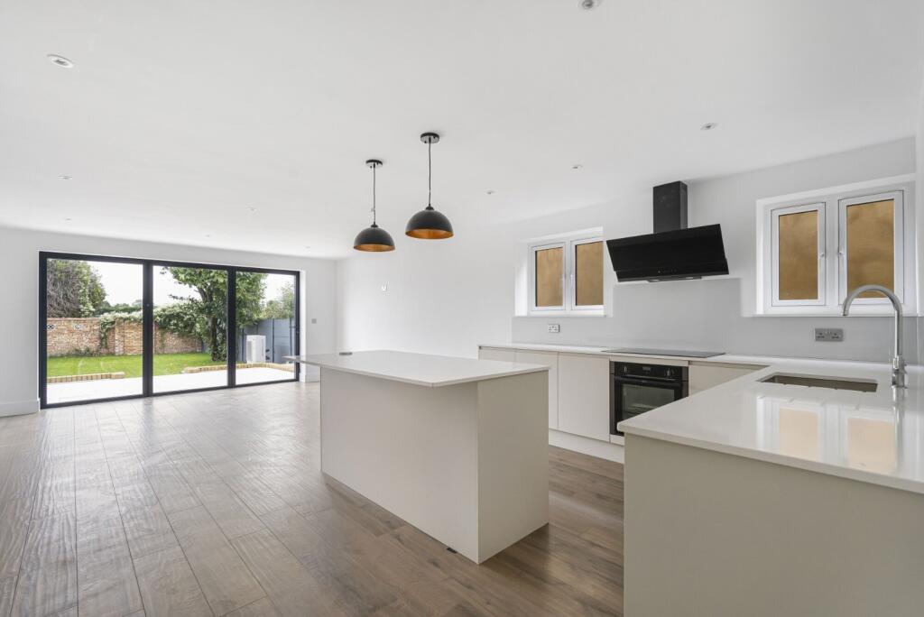 Laleham Road, Staines-upon-Thames, Surrey, TW18 photo 2