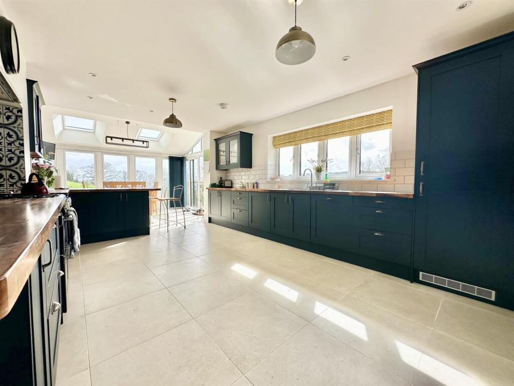 House in Gloucester - View 5