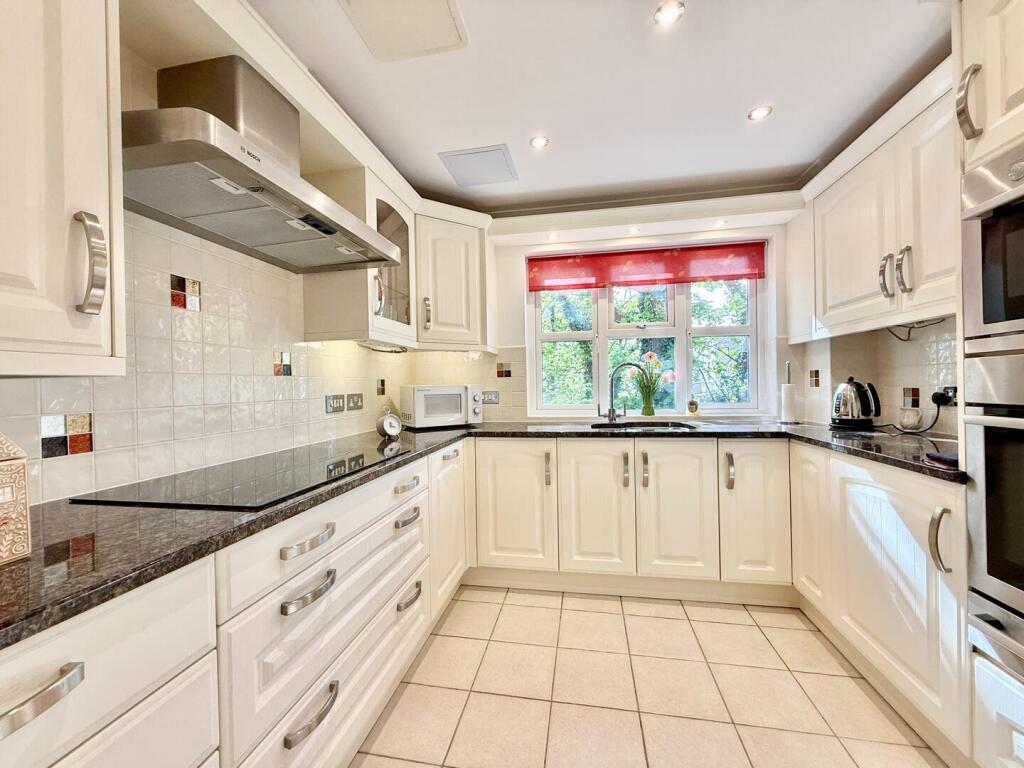 Wharncliffe Road, Highcliffe on Sea photo 3