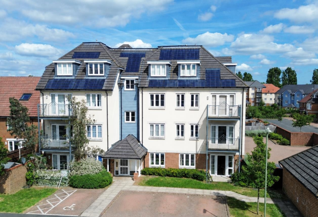 2-bed flat on Barn Avenue, Aldershot, £250,000