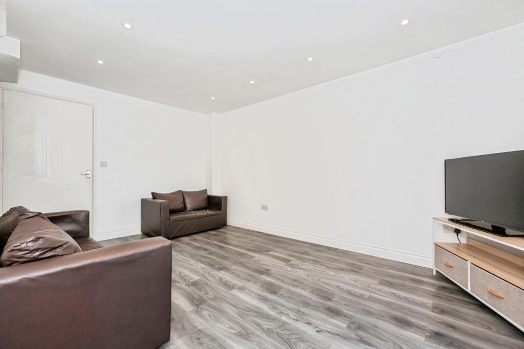 Sewell Close, GRAYS, Essex, RM16 photo 3