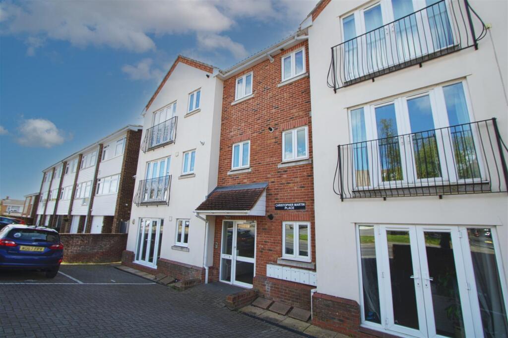 2-bed flat on Meadow Rise, Billericay, £280,000