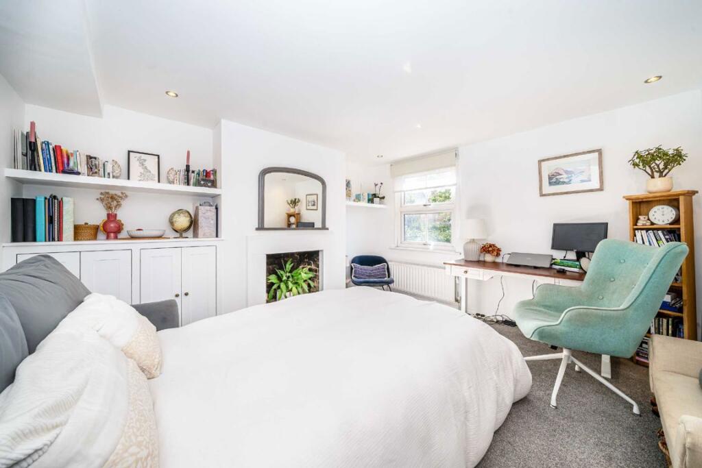 House in London, Hampton - More