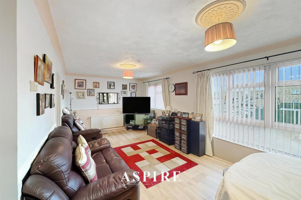 Oxwich Close, Corringham, Stanford-Le-Hope photo 3