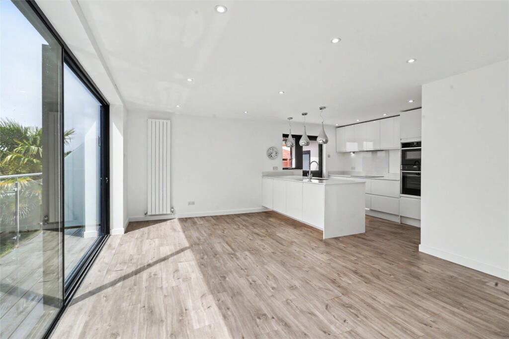 Dewberry Drive, Roundswell, Barnstaple, Devon, EX31 photo 3