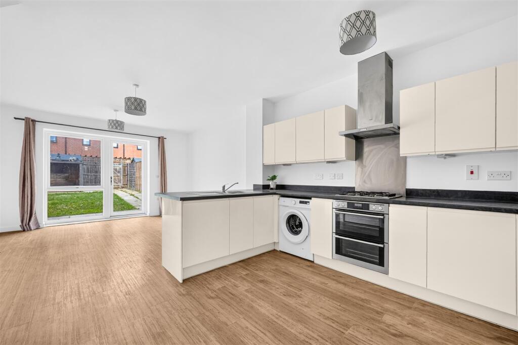 House in London, Fairlop - View 4