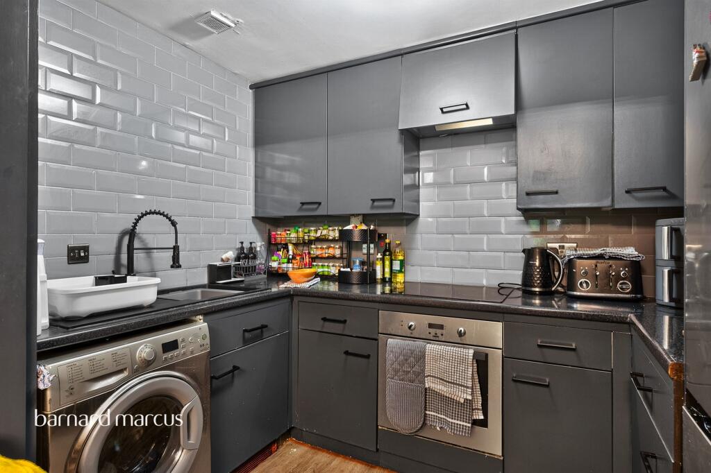 Apartment in Sutton - More