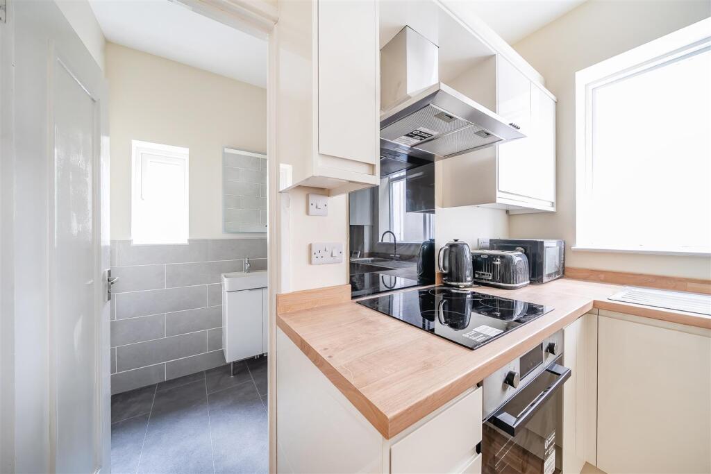 1-bed flat on Cheltenham Road, Cotham, £275,000