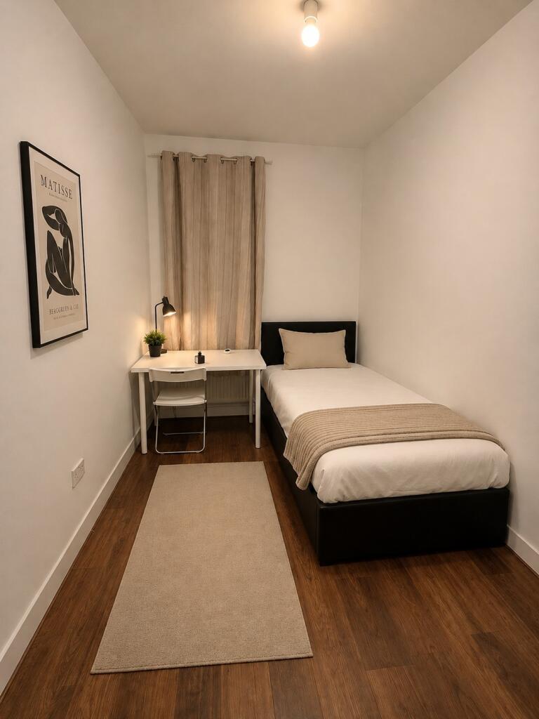 Main image of property: Spacious Single Room, London, RM8