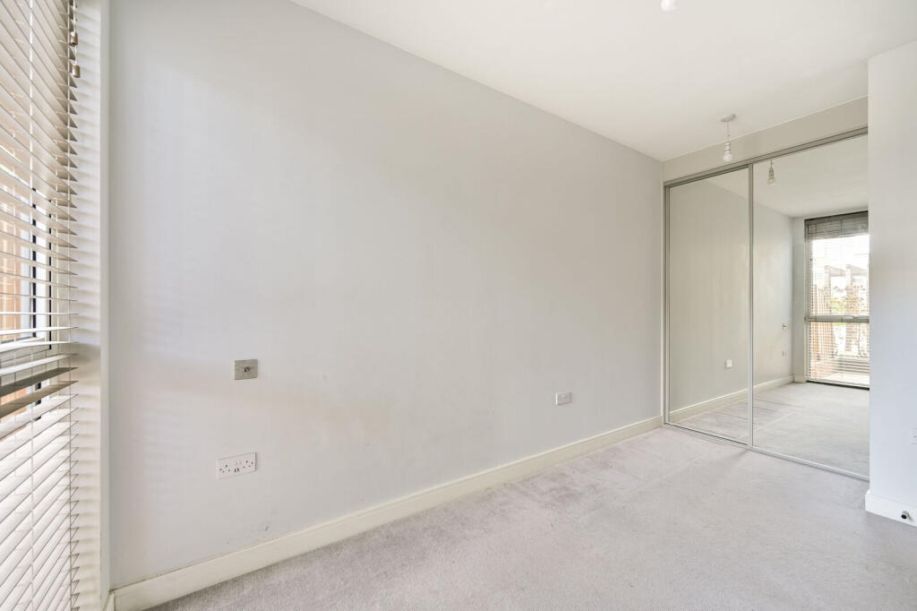 Apartment in Slough - More