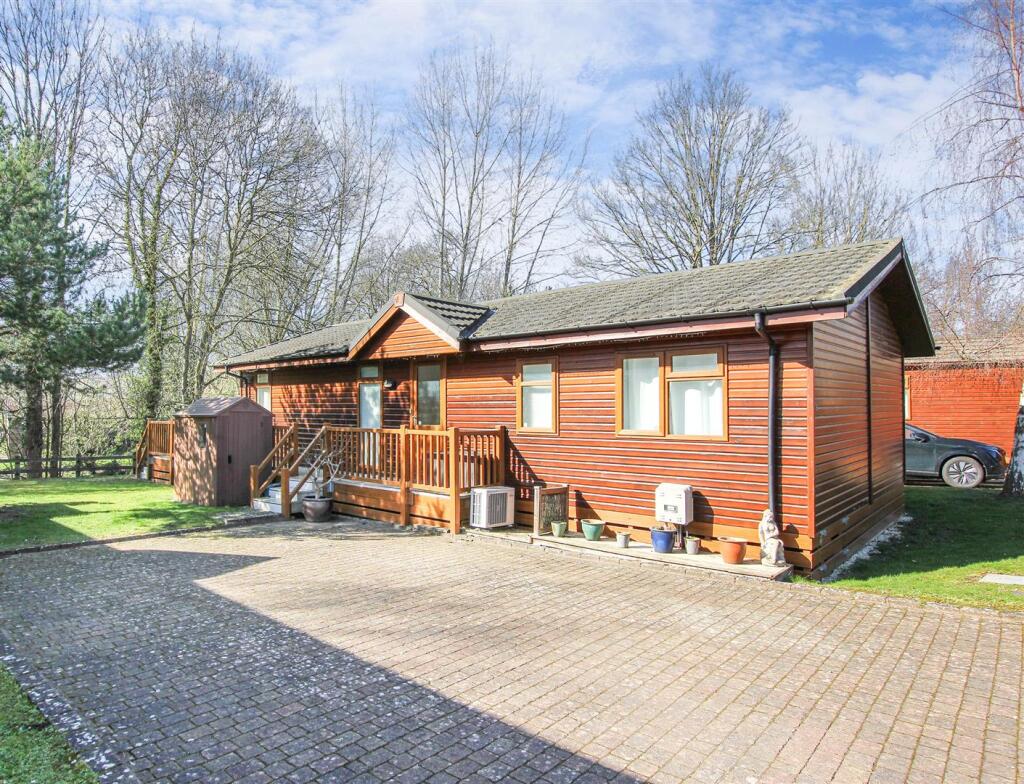 2-bed caravan on Wicksteed Park, Barton Road, Barton Seagrave, £194,995