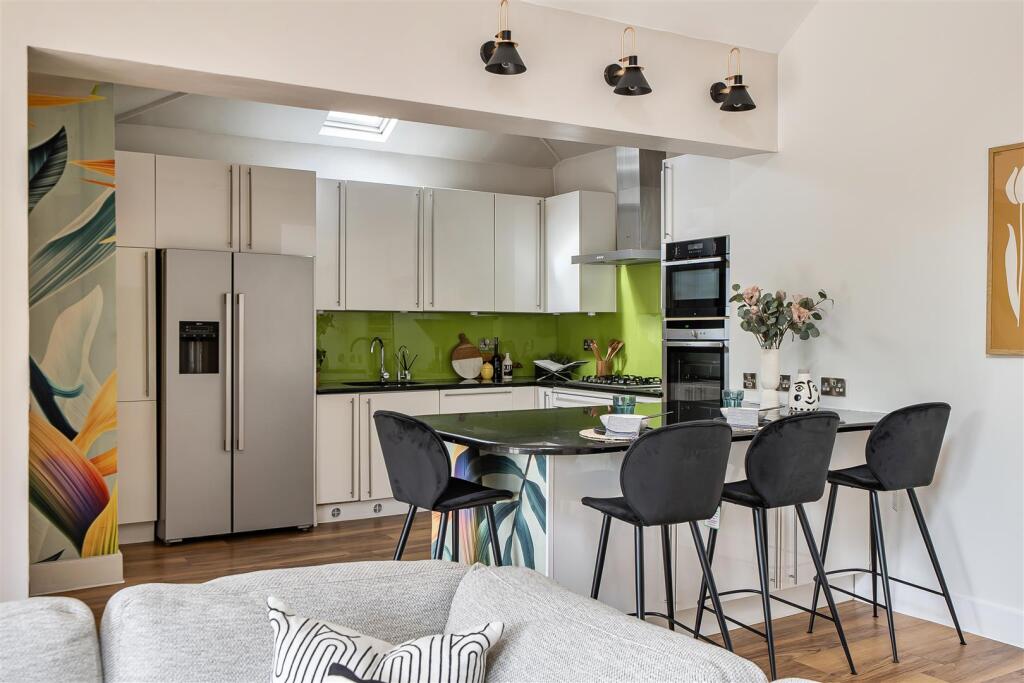 House in Kingston upon Thames - More