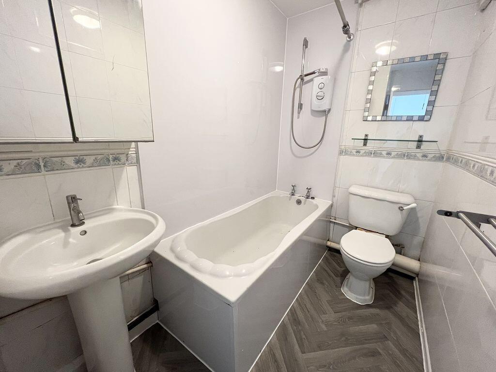 Apartment in Salford, Greater Manchester - View 5