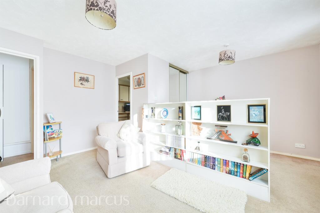 Cheltenham Close, New Malden photo 2