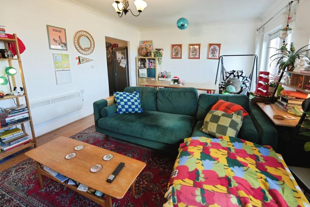 Apartment in Trafford, Gorse Hill - View 3