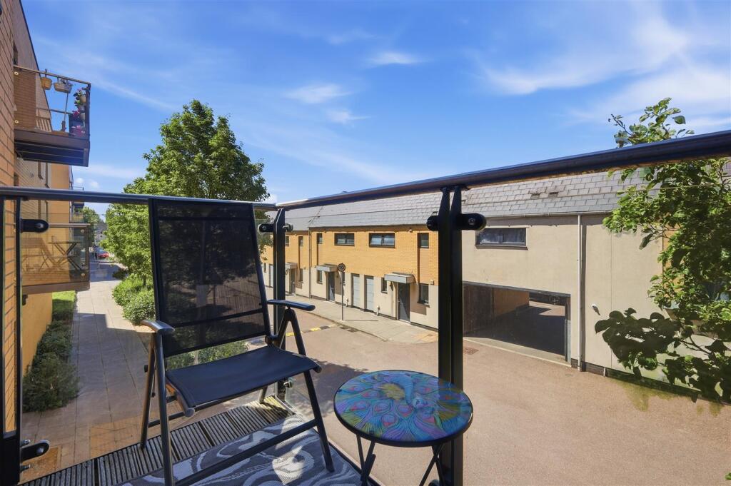 Apartment in London, Enfield Lock - View 5