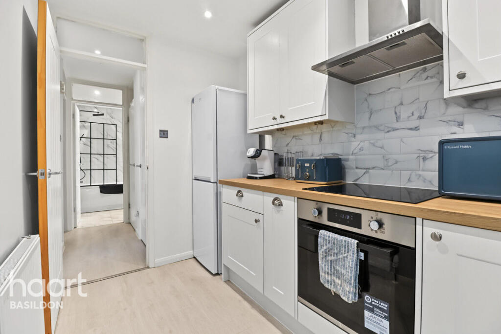 House in Basildon, Vange - More