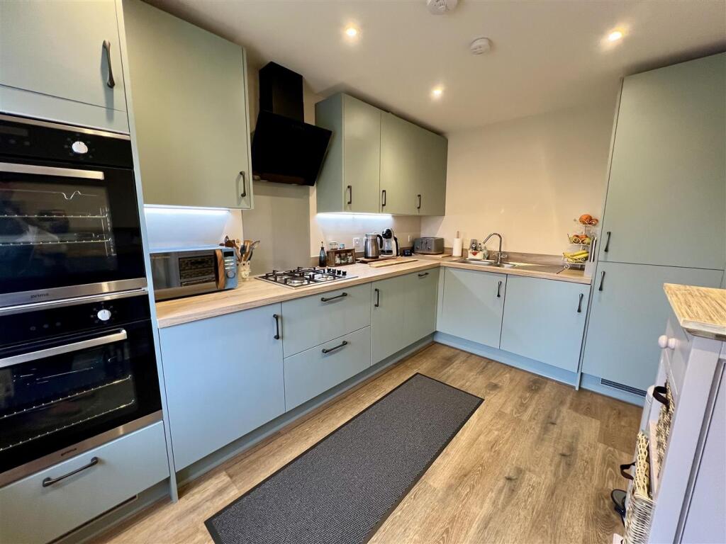 25 Turbit Close photo 4