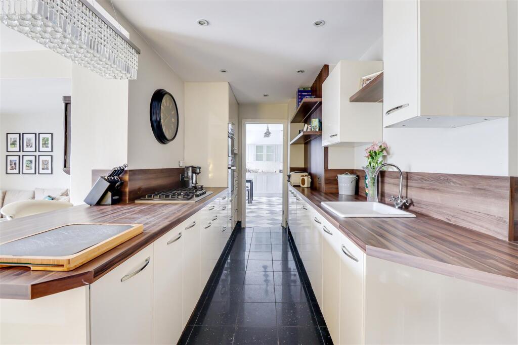 * ANNEX BUNGALOW ATTACHED * Bonchurch Avenue, Leigh-on-Sea photo 4