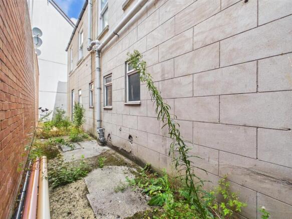 Commercial Unit With Garden Flat - 11.jpg