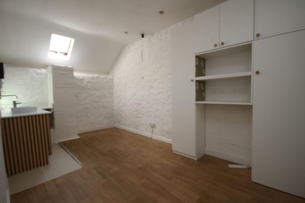 House in Barry, Cwm Talwg - More