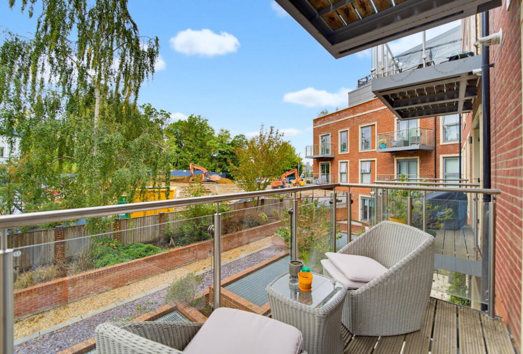 Apartment in Walton-on-Thames, Surrey - View 5