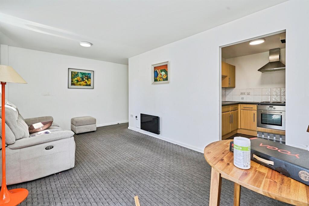 Apartment in Wolverhampton, West Midlands - View 4