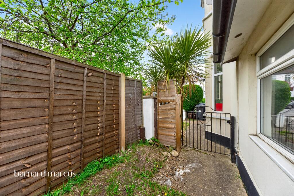 Apartment in London, Colney Hatch - View 4