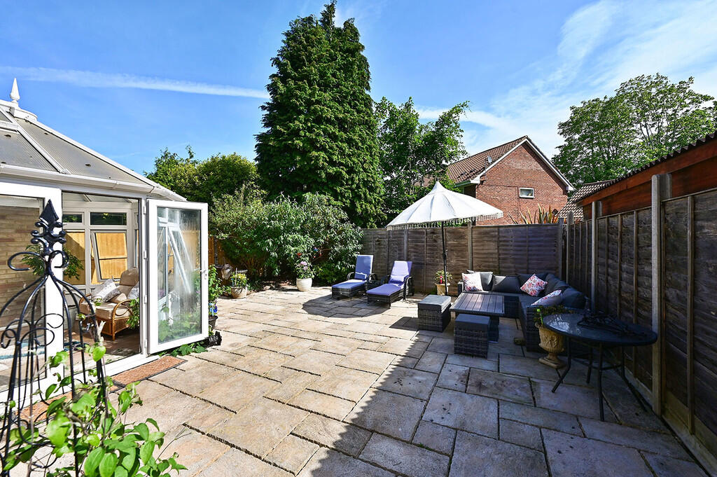 The Glebe, Blackwater, Camberley photo 4