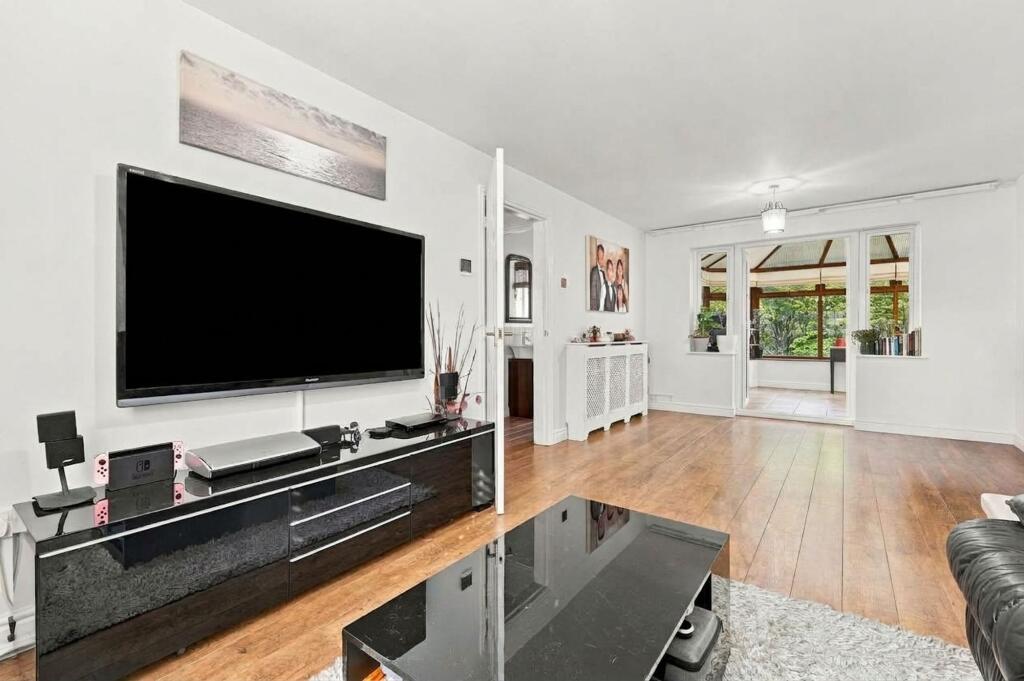 House in Romford - More