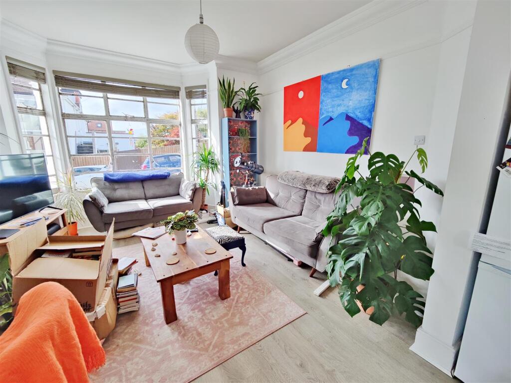 Apartment in Southend-on-Sea - More