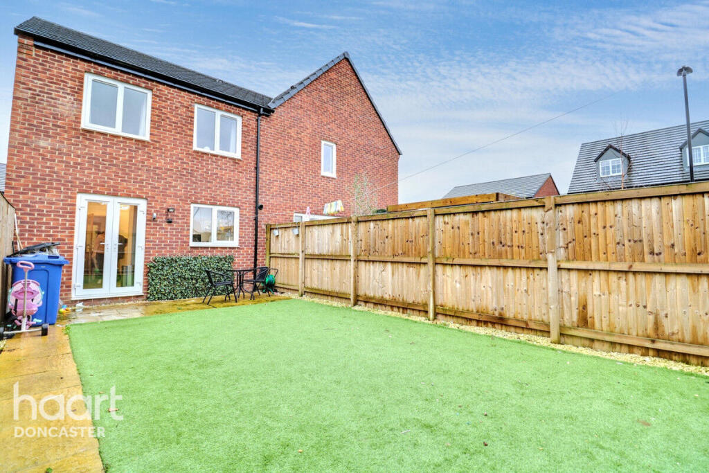 House in Doncaster, Wheatley Hall Mews, Arksey - View 4