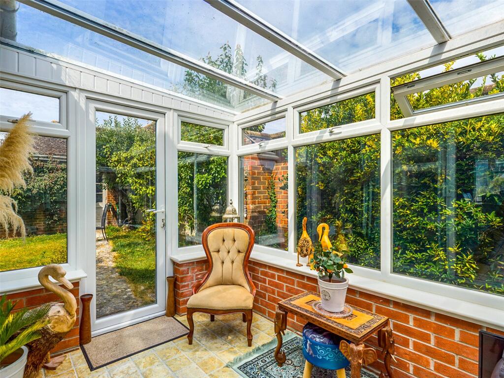Waterford Gardens, Highcliffe, Christchurch, Dorset, BH23 photo 4
