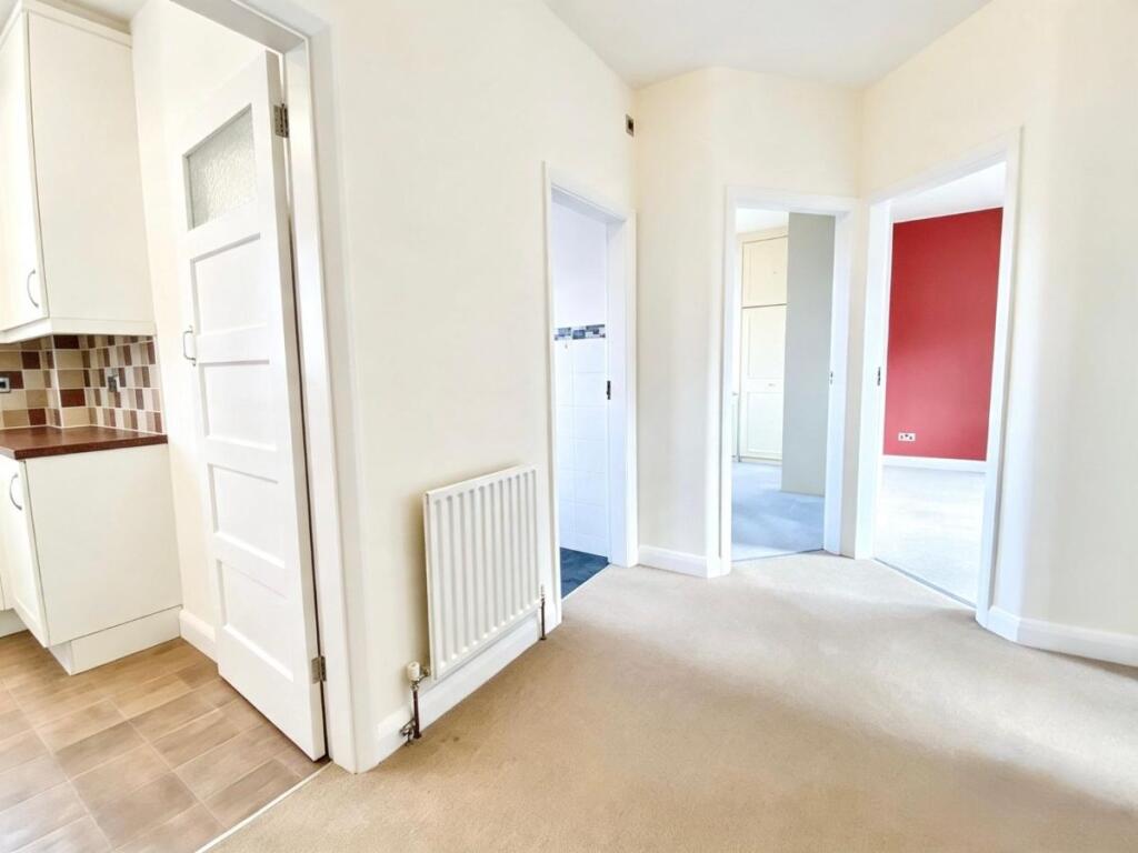 Apartment in Upminster, Upminster Bridge - View 4