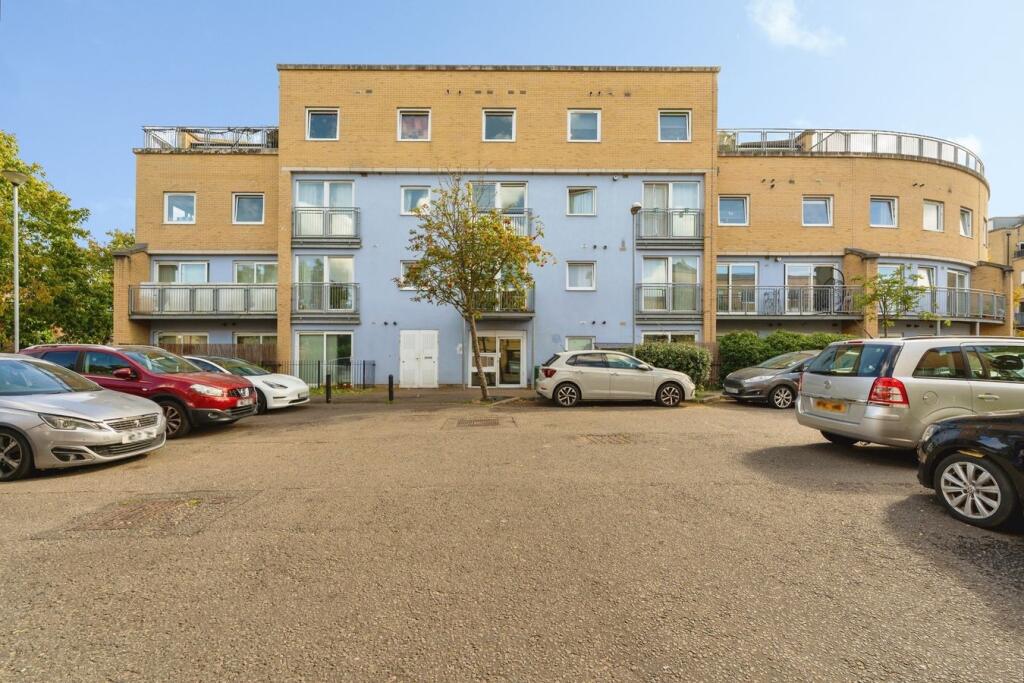 2-bed flat on Wooldridge Close, Feltham, TW14, £225,000