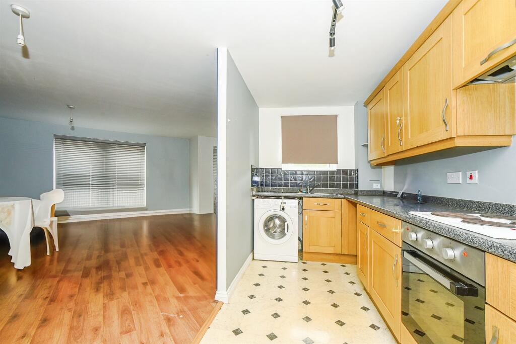 Yersin Court, Swindon photo 3