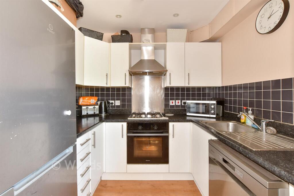 Apartment in Whitstable, Lower Island - More