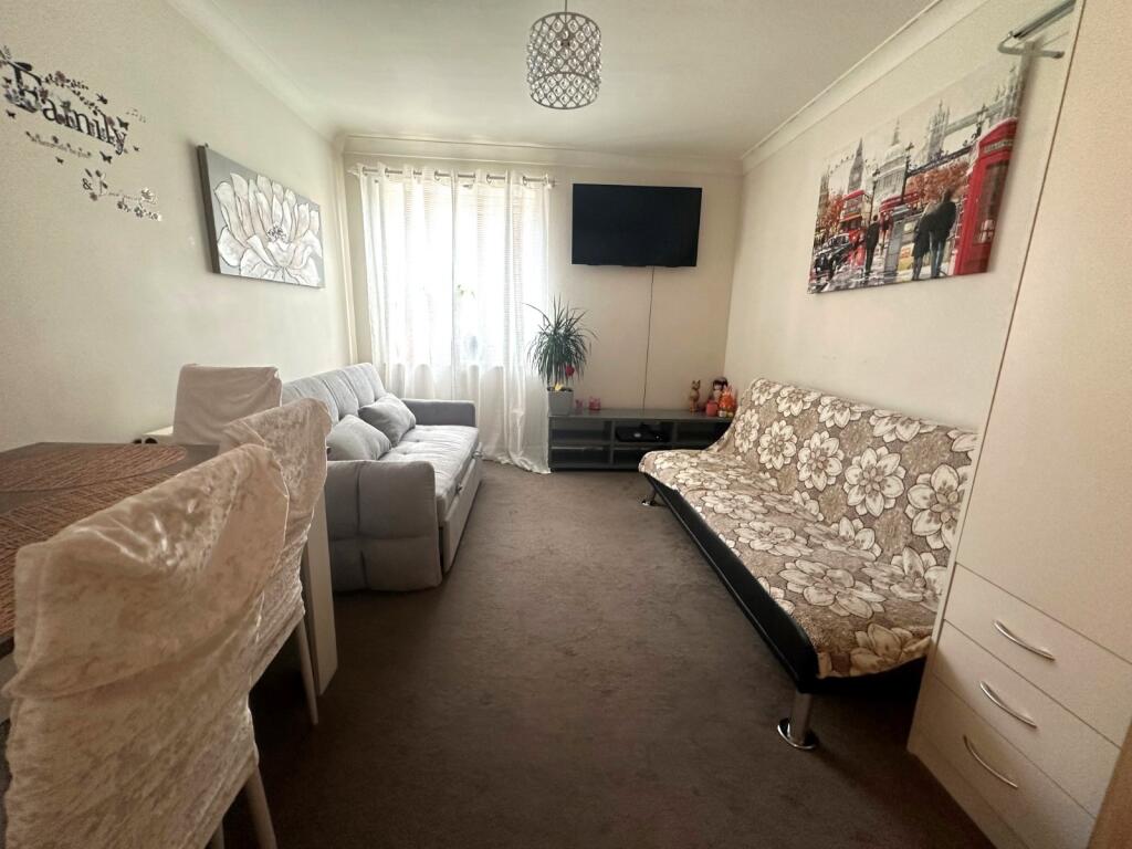 Apartment in Northampton, Grafton Street Industrial Estate, Semilong - View 3